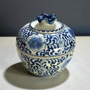 Blue & White Porcelain Lidded Ginger Jar Tea Caddy Floral Vine Design Decorative